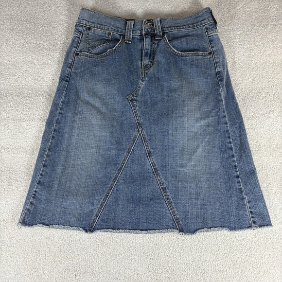 Levi's A-Line Denim Skirt Raw Edge Hem Western Women's Sz 8 Blue Knee Length Y2K - Picture 1 of 6